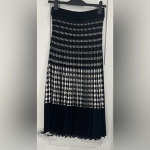 BANANA REPUBLIC Black and White Pleated Knit Shirt, Size S